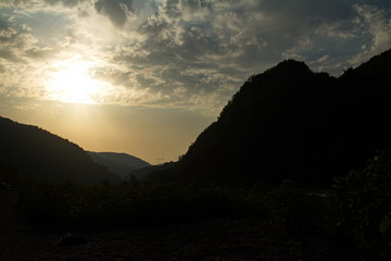 Obraz premium The sun over the gorge of the Caucasus mountains.