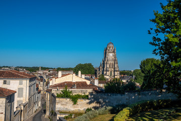 Wieża z zegarem w Katedrze św. Piotra w Saintes, Charente, Francja	 - obrazy, fototapety, plakaty