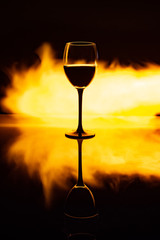 Napełniony kieliszek do wina z ogniem
