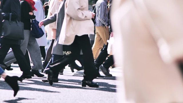 渋谷スクランブル交差点を行き交う人々