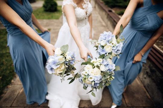  The bride and her friends with beautiful blue wedding bouquets in their hands