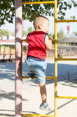 Obraz premium boy playing in the street