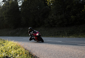 Mororradfahrer auf einer Landstrasse