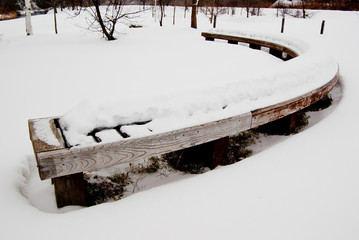 川辺のベンチ雪景色　朱太川親水公園