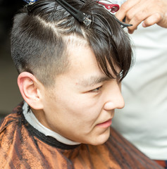 Obraz premium hairdresser cutting customer's hair