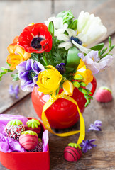 Frische bunte Fruehlingsblumen