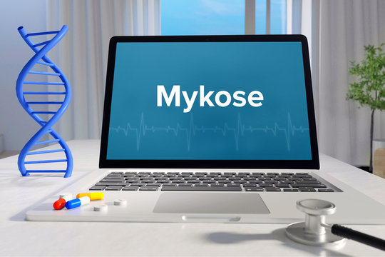 Mykose &ndash; Medizin/Gesundheit. Computer im B&uuml;ro mit Begriff auf dem Bildschirm. Arzt/Gesundheitswesen