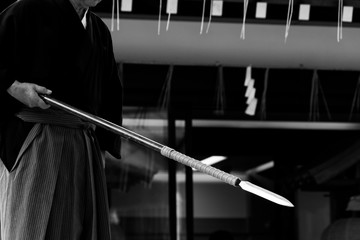 槍を構えた人物