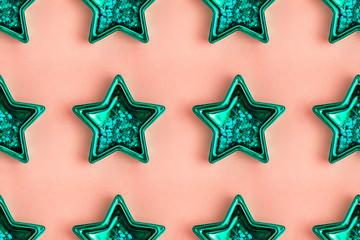 Naklejka premium Seamless pattern from five pointed mint metallic star on pink surface
