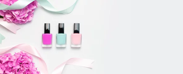 Tischdecke Decorative cosmetics, nail polish. Set of different varnishes for manicure nails on light background with flowers of pink hydrangea top view Flat lay mock up. Female cosmetics. Beauty blogger concept © olgaarkhipenko