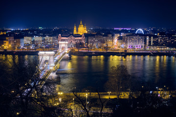 Fototapeta na wymiar The Szechenyi Chain Bridge in Budapest at night.