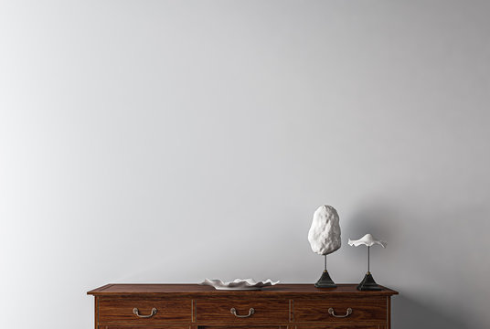 Leere Wand mit Holz Kommode davor