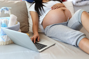 Naklejka premium mother pregnancy working online in home office, pregnant mom typing keyboard laptop computer