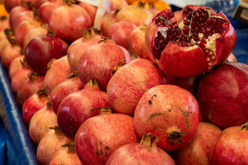Fototapeta na wymiar pomegranates on the stand at the market