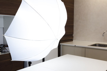  Photography umbrellas of lighting modifier, category of diffusion. All diffusers create a larger light source, spreading the light out over a larger area and creating a softer light.