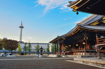 Fototapeta premium Wieża Kioto widziana ze świątyni Kyoto Higashi Honganji