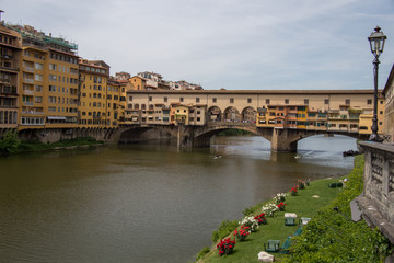 Obraz premium Arno river and Ponte Vecchio bridge, Florence, Italy