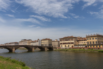 Fototapeta premium Arno river and Ponte Santa Trinita bridge, Florence, Italy