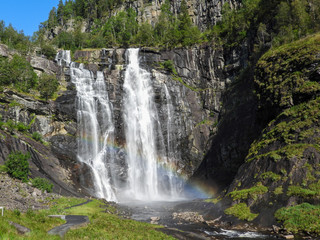 Fototapeta na wymiar Wasserfall in Norwegen mit Regenbogen