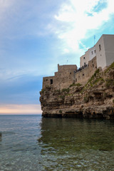 Fototapeta na wymiar Veduta scogli e mura della città antica sul mare mediterraneo