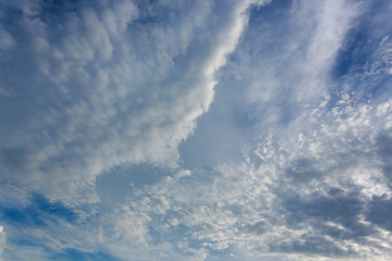 Fototapeta na wymiar dramatic white cloud on blue sky, nature background