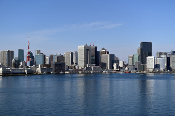 Fototapeta na wymiar ２０２０年東京オリンピックの年の東京の風景　澄んだ青空と１月の東京湾