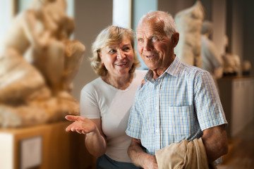 Man and woman visiting museum - obrazy, fototapety, plakaty