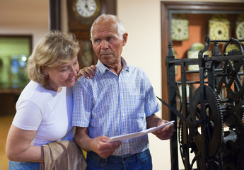 Man and woman with guidebook at Museum