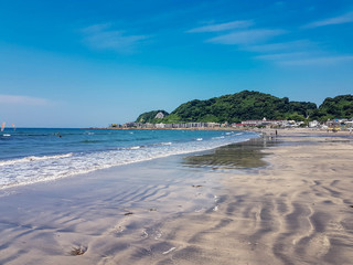 Obraz premium Almost empty beach in Kamakura with wave marks at sand and blue sky at morning.