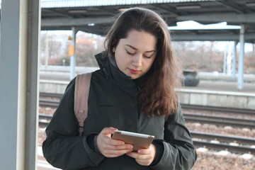 Lesen Schüler Student informiert sich internet mobil online flexibell studium studiengang gucken...