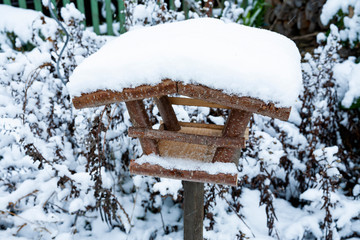 Futterhaus für Vögel mit Schnee