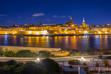 Fototapeta na wymiar Rocky coastline of Malta and the architecture of Valletta city at night