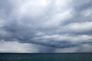 Fototapeta na wymiar Storm clouds over the sea, horizon