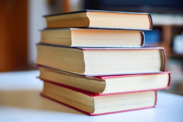 Libri chiusi ed aperti su tavolo