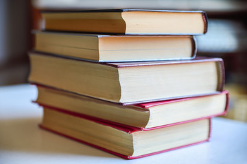 Libri chiusi ed aperti su tavolo