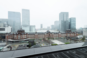 東京駅・冬、雨、全景