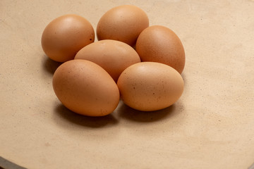 OVOS MARROM ORGÂNICO SEIS OVOS EM UM RECIPIENTE CERÂMICO