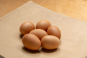 OVOS MARROM ORGÂNICO SEIS OVOS EM UM RECIPIENTE CERÂMICO