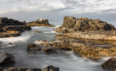 corriente marina entre rocas de caldera