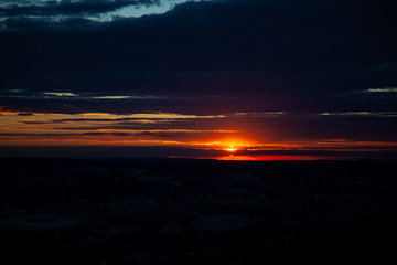 Fototapeta na wymiar Sonnenuntergang mit Farben von rot in Stuttgart, Panoram, Abend, sehr schön, Dämmerung