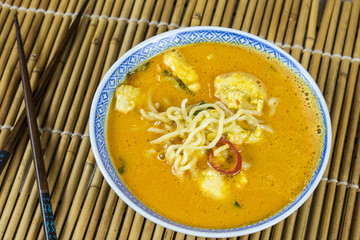 soupe laksa au poulet avec nouilles