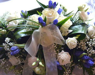 Bouquet nuziale con fiori bianchi e blu