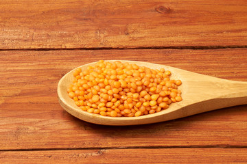 Rote Linsen auf Kochlöffel