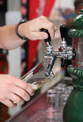 beer,bier,gaststätte,trinken,bierzapfen,bar,getränk