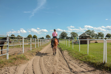 Chica montando a caballo