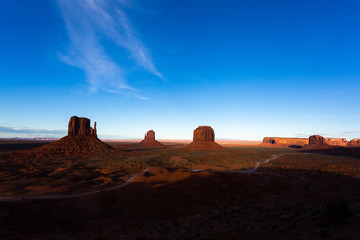 Fototapeta na wymiar Sunset on the beautiful formations of Monument Valley in the American West.