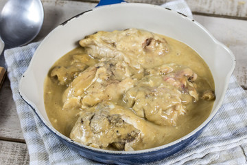 cervelle de porc cuisiné dans un plat