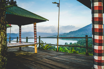 Vue sur un lac entre les montagnes à Bali