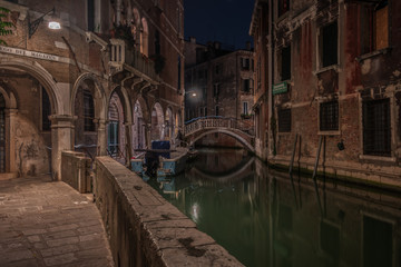Fototapeta na wymiar ponte nascosto a venezia