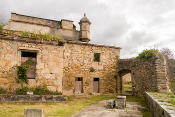 Fototapeta na wymiar Castelo de San Felipe - Außenbereiche mit Sitzbank